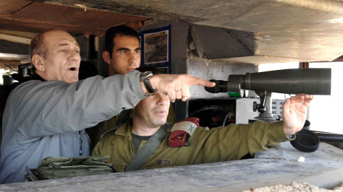 أولمرت متفقّداً مركزاً عسكرياً على الحدود اللبنانية الإسرائيلية (أ ف ب)