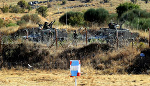 جنود إسرائيليون وراء الأسلاك الشائكة في مزارع شبعا (أ ف ب)