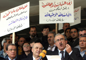 زرازير يتحدّث في الاعتصام وبدا إلى جانبه رئيس الجامعة  (وائل اللادقي)