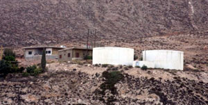 منازل في محيط خزانات مياه الشفة في منطقة «رأس المال»