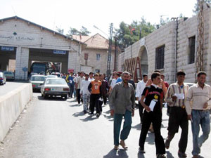 عمّال سوريّون يعبرون الحدود (أسامة القادري)