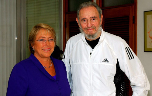 كاسترو وإلى جانبه رئيسة تشيلي ميشيل باشيليه في كوبا قبل شهرين (أ ب)