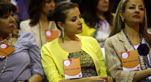 كويتيات يشاركن في إطلاق الحملة الانتخابات لأحد المرشّحين الأسبوع الماضي في الكويت (ياسر الزيّات ــ أ ف ب)
