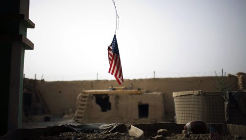 يبدو أن العلم الأميركي لن يغادر الاراضي الأفغانية (رادريغو عبد - أ ب)