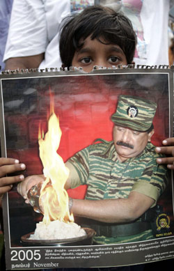 طفل ماليزي من الاثنية التاميلية يحمل صورة براباكاران خلال تظاهرة في كوالالمبور أمس (لاي سينغ سين ــ أ ب)