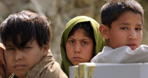 أطفال باكستانيون لدى فرارهم من منطقة المعارك بين القوات الحكوميّة و