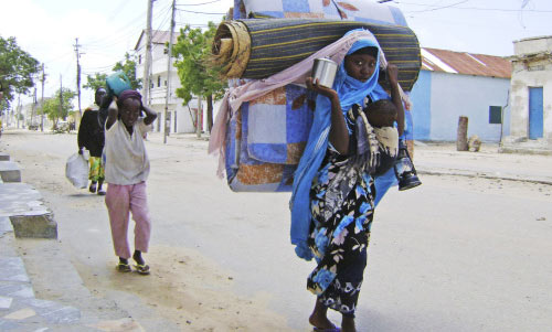 صوماليون يحملون ما تيسّر من متاعهم للبحث عن ملجأ خارج مقديشو أمس (فرح عبدي وارسما ــ أ ب)