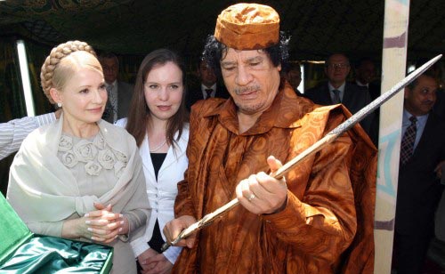 القذافي يقدم لضيفته تيموشينكو سيفاً في طرابلس أمس (محمود تركيا - أ ف ب)