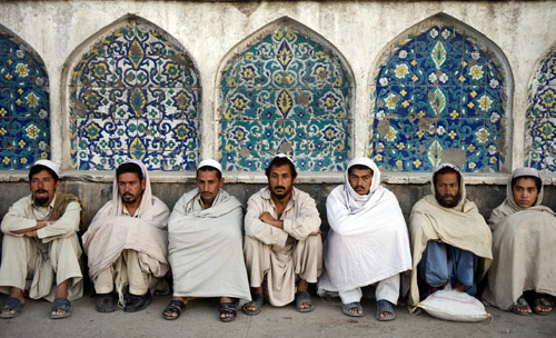 عمّال ينتظرون من يشغلهم في كابول (حسين فاطمي - أ ب)
