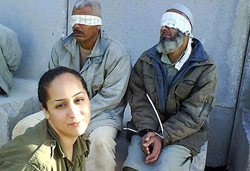 صورة الجندية الاسرائيلية مع معتقلين فلسطينيين (رويترز)