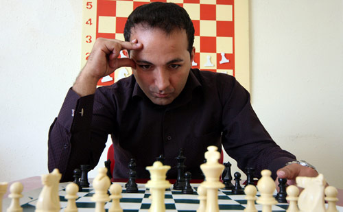 احد أبطال العالم في الشطرنج الايراني مرتضى محجوب في حملة لاحياء هذه اللعبة (أ ف ب)