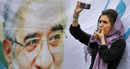 معارضة إيرانية في احدى تظاهرات طهران (بن كورتيس ـــ أ ب)